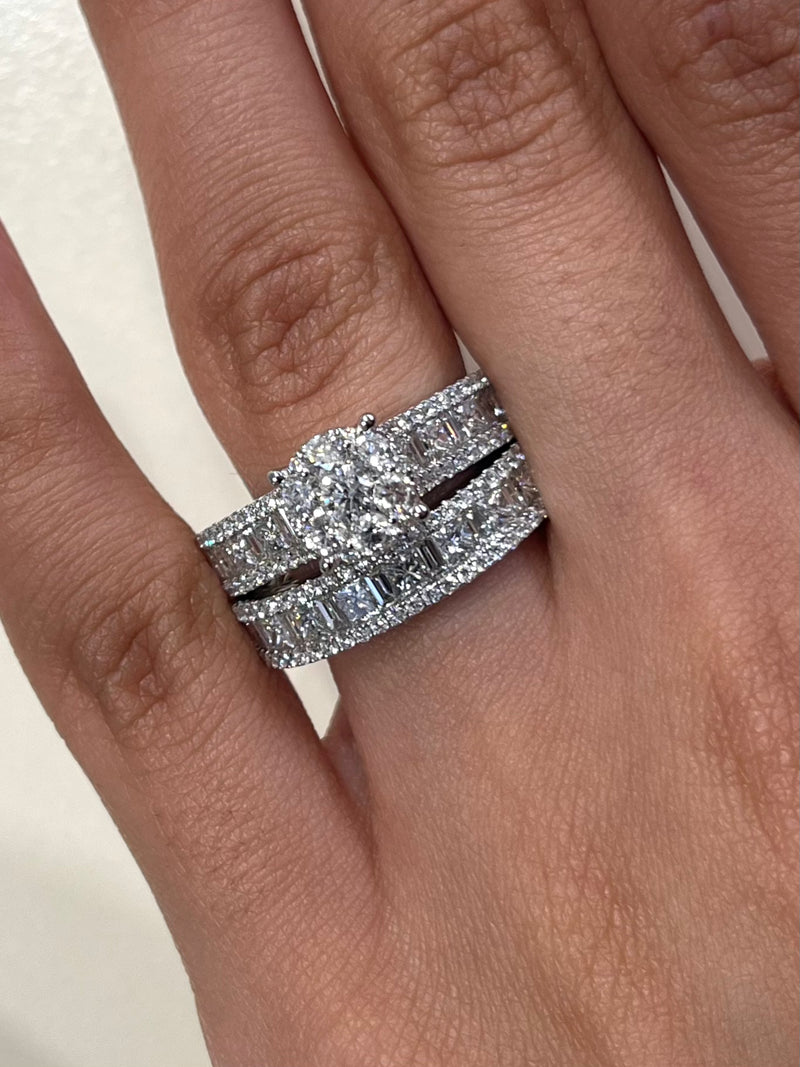 Round Shape Cluster Diamond Ring with Matching Band