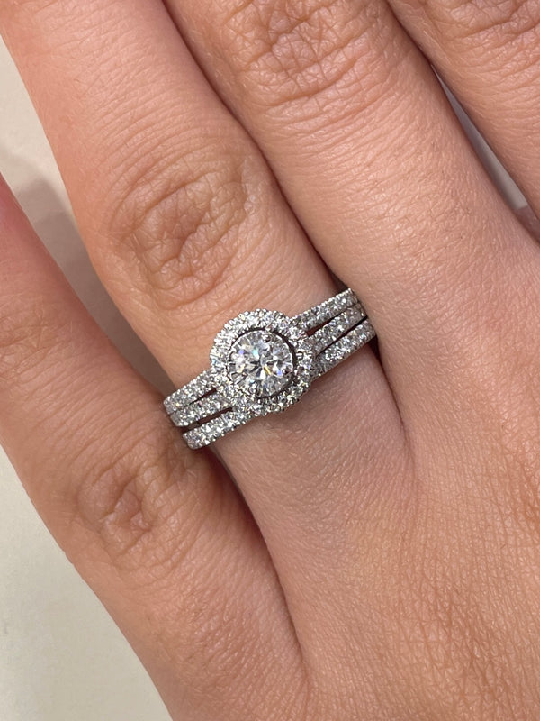 Round Shape Single Halo Diamond Ring & Matching Band