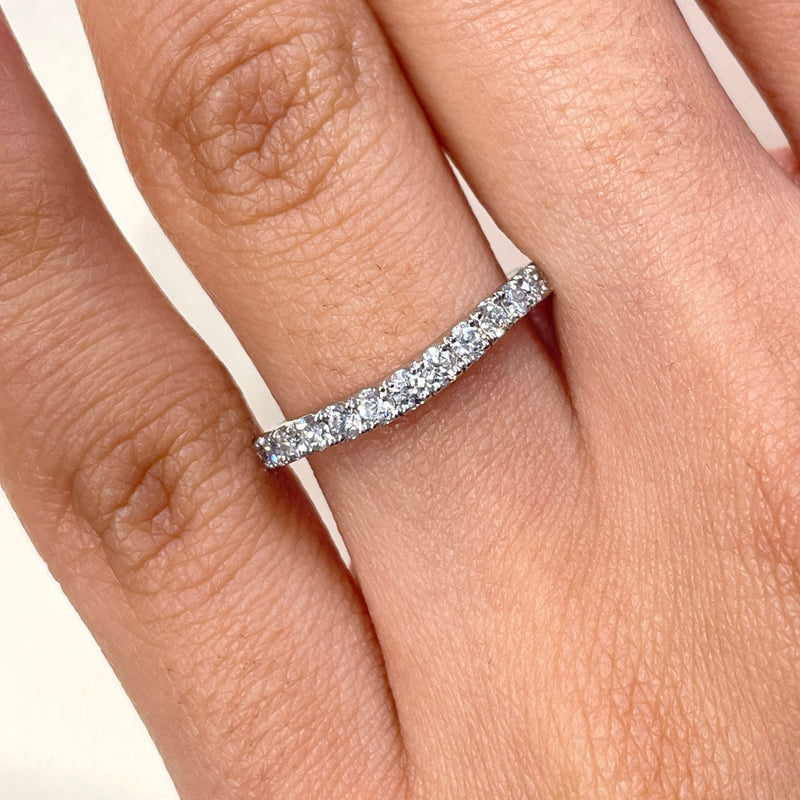 Wedding Band Curve set in Round Brilliant Diamond
