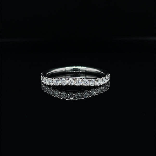 Wedding Band Curve set in Round Brilliant Diamond
