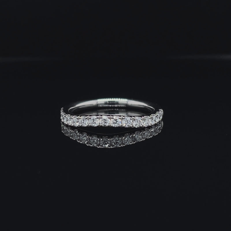 Wedding Band Curve set in Round Brilliant Diamond