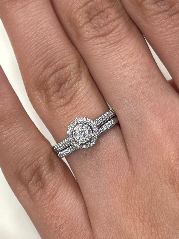Round Shape Single Halo Diamond Ring & Matching Band